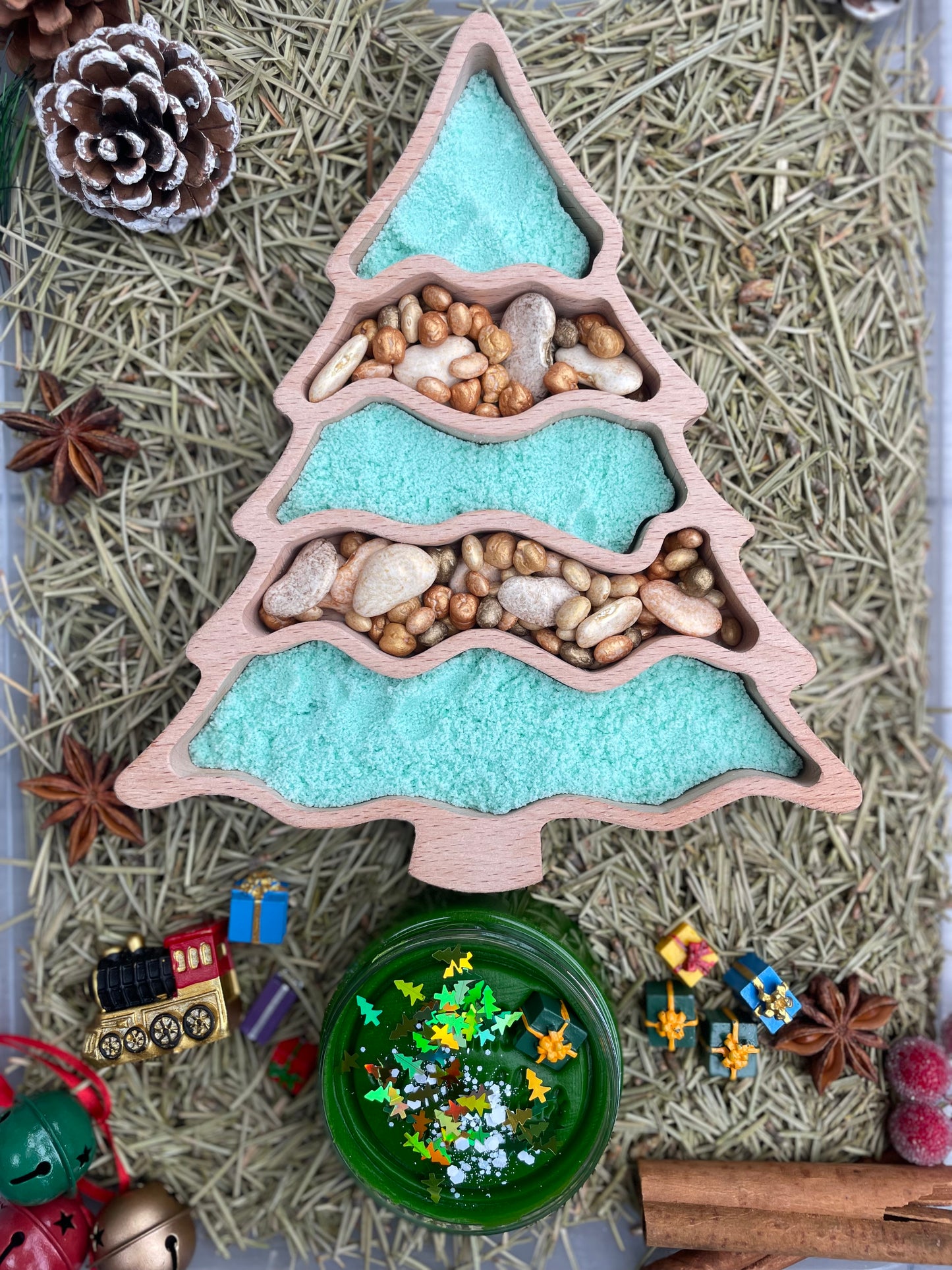 Sensorisches Tablett mit Weihnachtsbaum