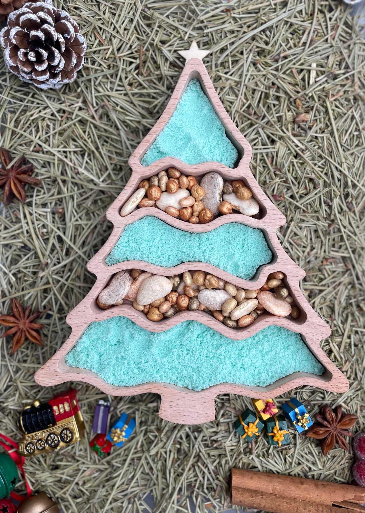 Sensorisches Tablett mit Weihnachtsbaum